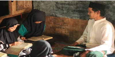Bantu Ust. Odih,Tuna Netra Pengasuh Puluhan Santri